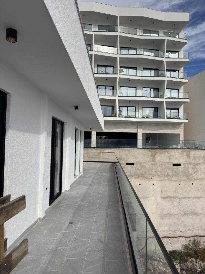 Penthouse na sprzedaż Saranda 128,34 m² + balkony | 2 sypialnie | widok na morze | 80 m od morza | wykończony pod klucz | rynek pierwotny